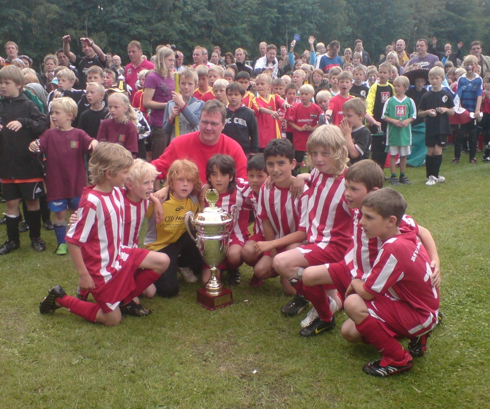 Team mit Pokal