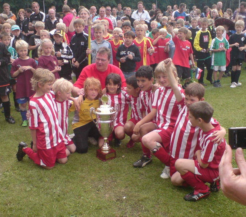 Team mit Pokal